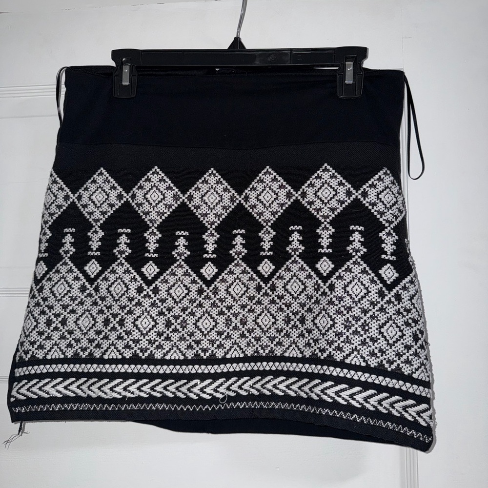 H&M Short Woven Embroidered Straight Skirt
